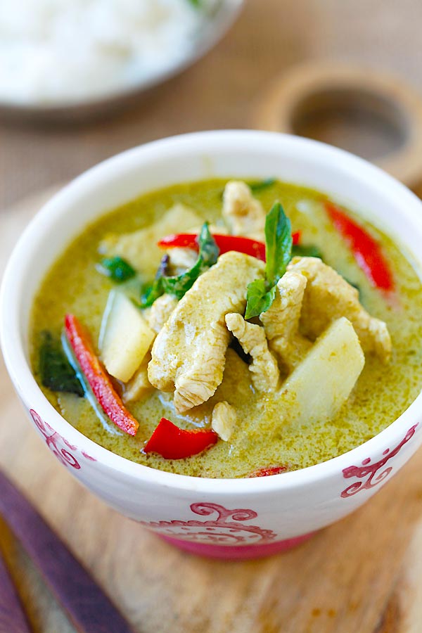 Green curry recipe with chicken ready to serve.