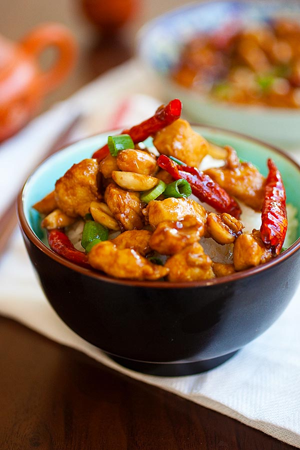 Poulet Kung Pao avec du poulet épicé, des cacahuètes, des légumes dans une sauce Kung Pao brune faite maison dans un bol.