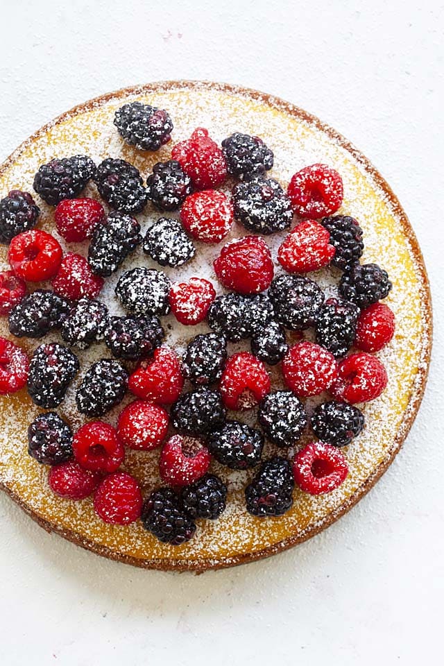 Yogurt cake with berries dusted with sugar.