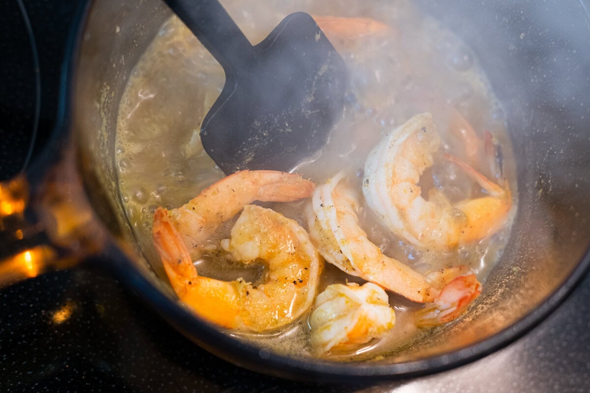 Cook the shrimp with green curry mixture in a saucepan. 