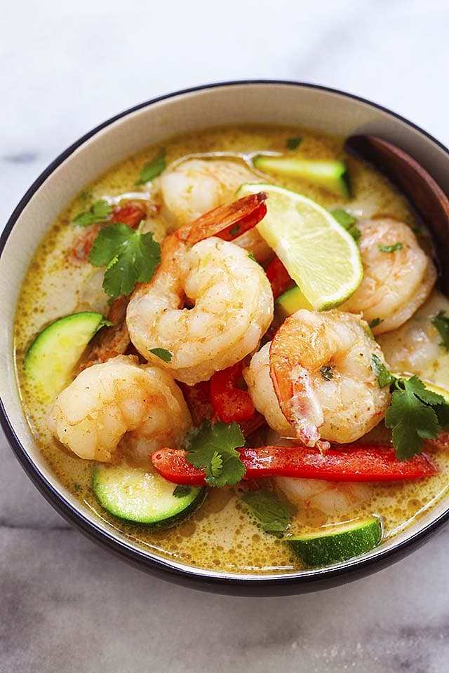 Green curry shrimp with jumbo shrimp, zucchinis and red bell peppers in a green curry sauce.