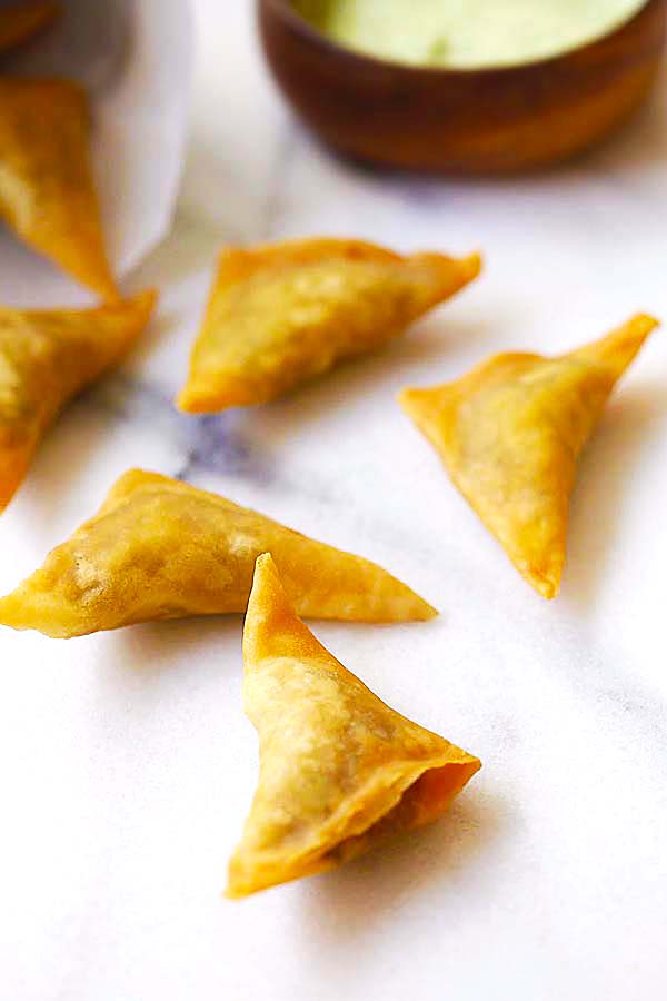 Deep-fried Samosa with Indian-spiced potatoes, green peas and onions fillings.