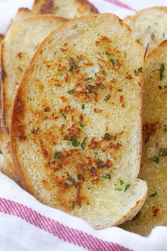 feche a imagem da torrada de pão de alho feita com pão comum.