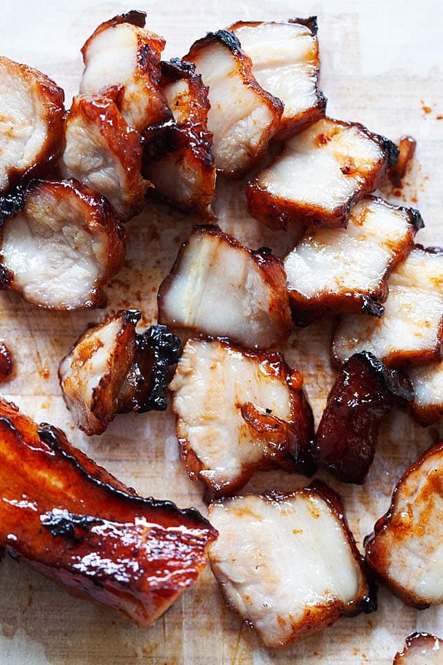 Char siu-resepti rasvaisella porsaanvatsalla kastikkeessa paahdettuna.