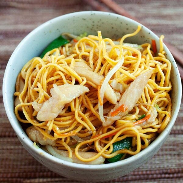 Easy chicken chow mein recipe with tender chicken, chow mein noodles and vegetables.