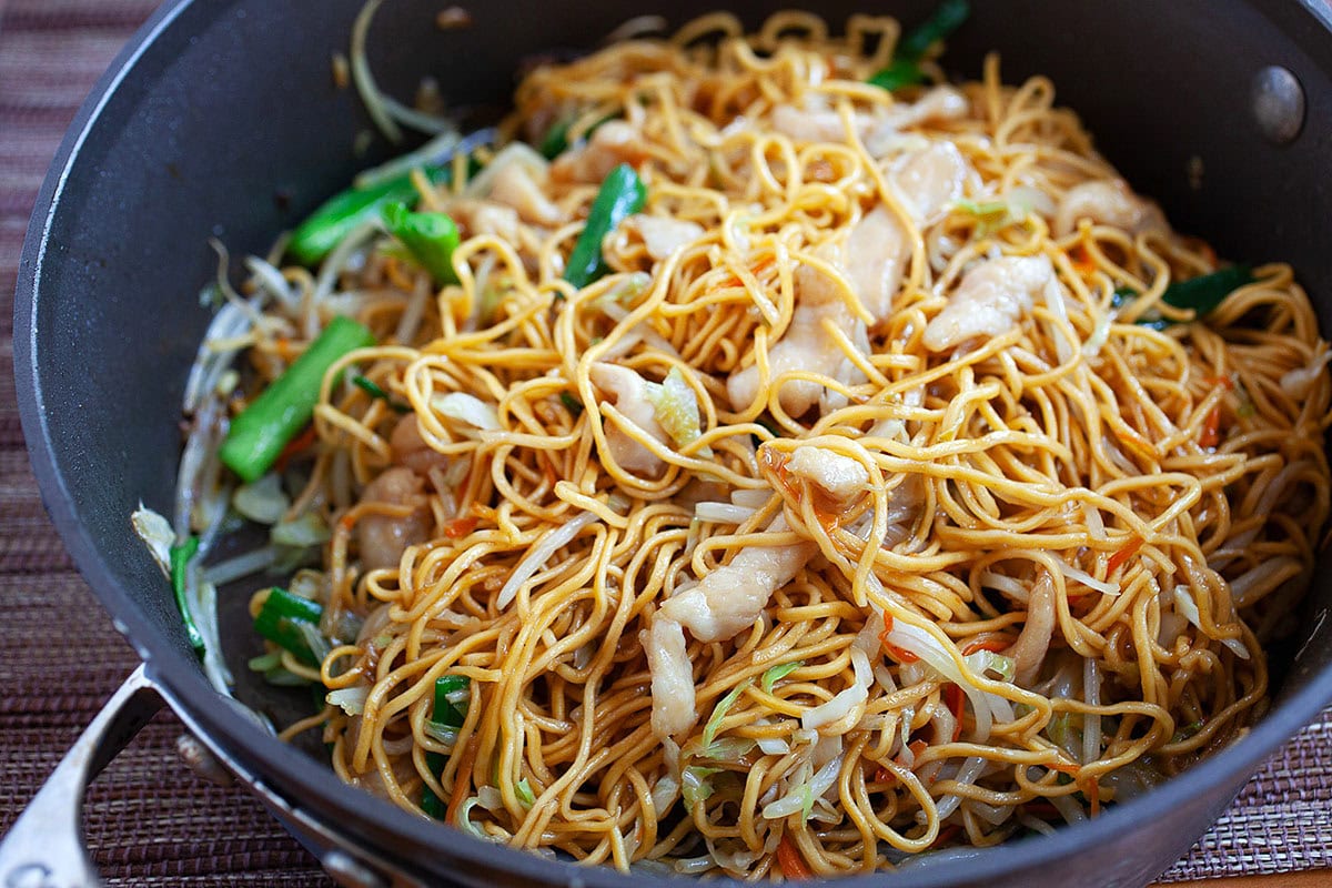 Chow mein with chicken in a skillet. 