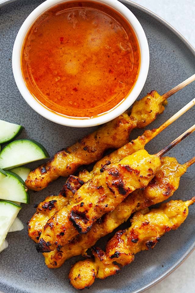 Receita de satay de frango com molho de frango e satay.