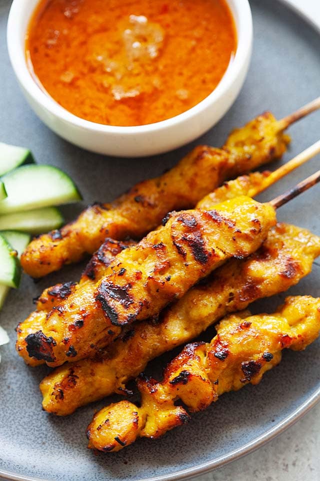 Satay de poulet malaysien (satay ayam) avec une sauce satay aux cacahuètes.