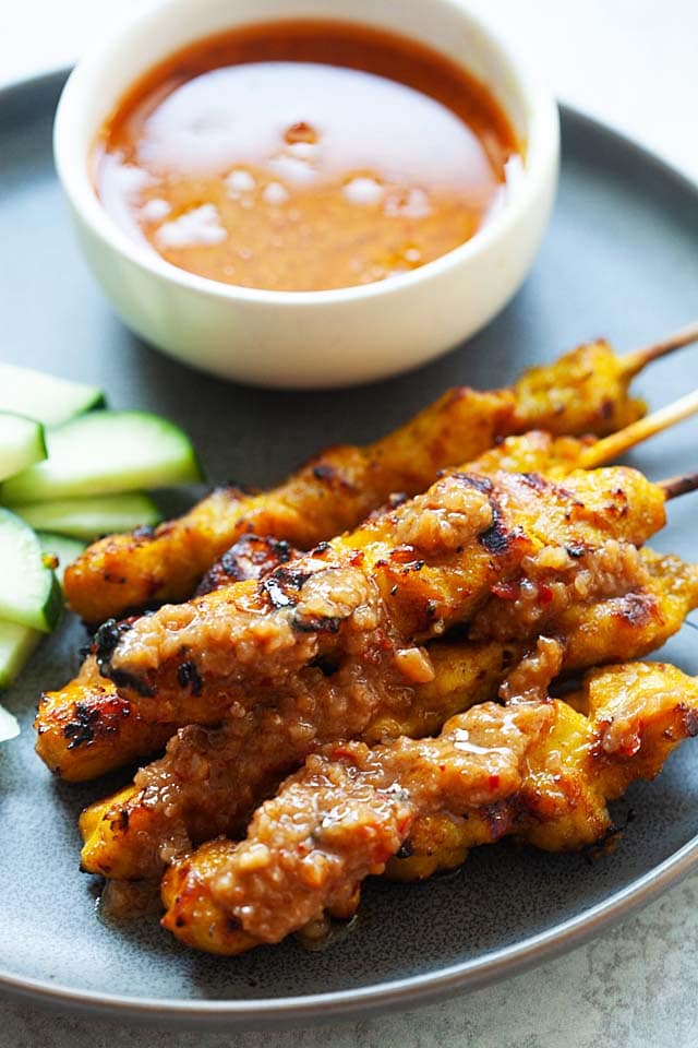 Brochettes de poulet satay enrobées de sauce satay.