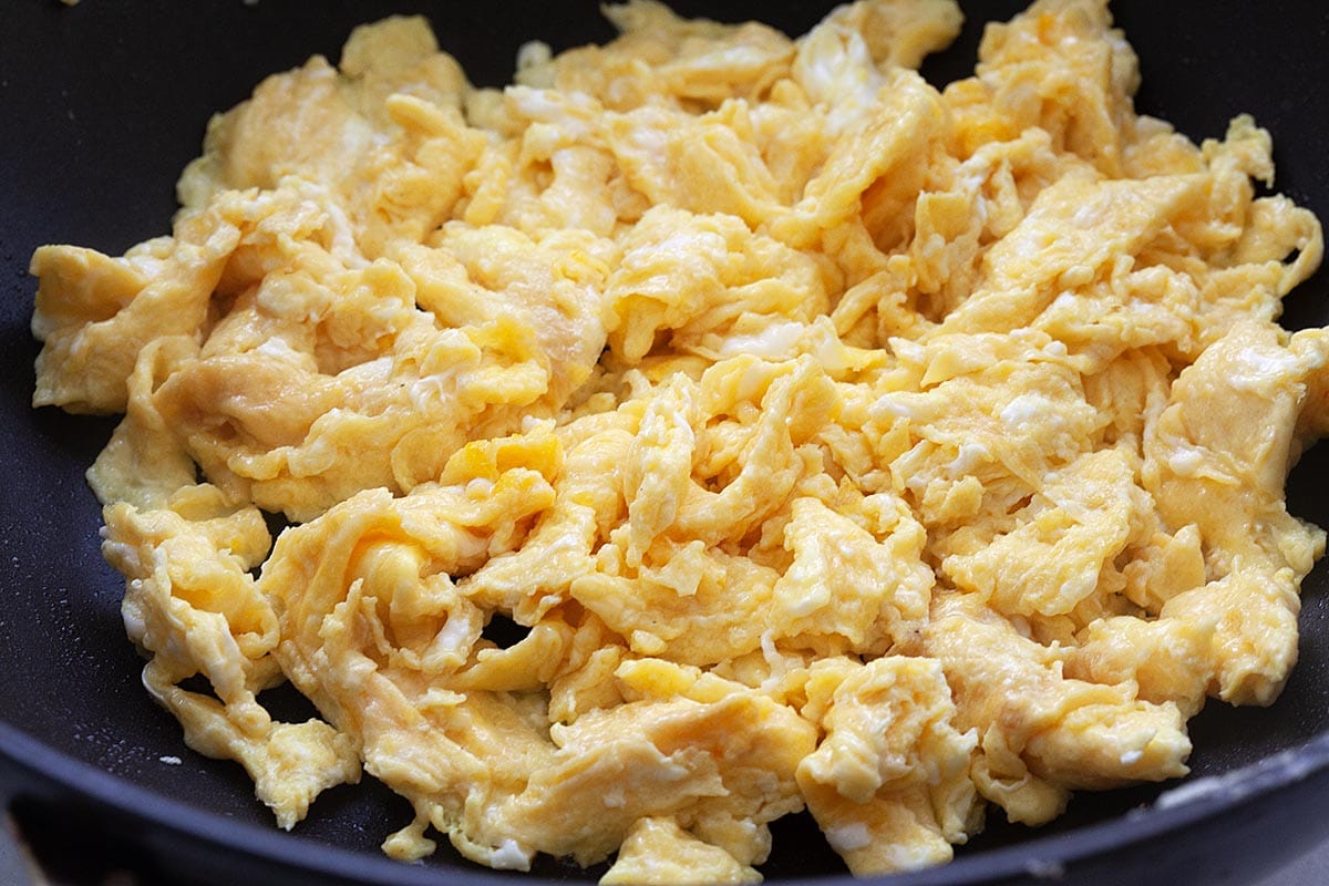 Perfectly scrambled eggs to cook with tomatoes. 