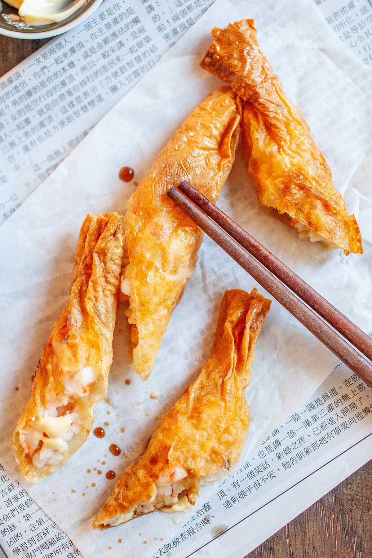 Crispy Shrimp Rolls - best dim sum ever!! Crispy, delicious shrimp rolls that you can make at home, so easy!! | rasamalaysia.com
