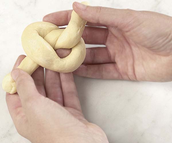 How to make garlic knots and how to tie garlic knots?