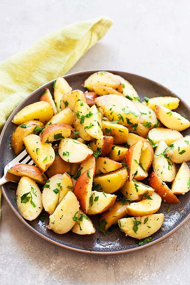 Un plato de patatas cocidas con tenedor.