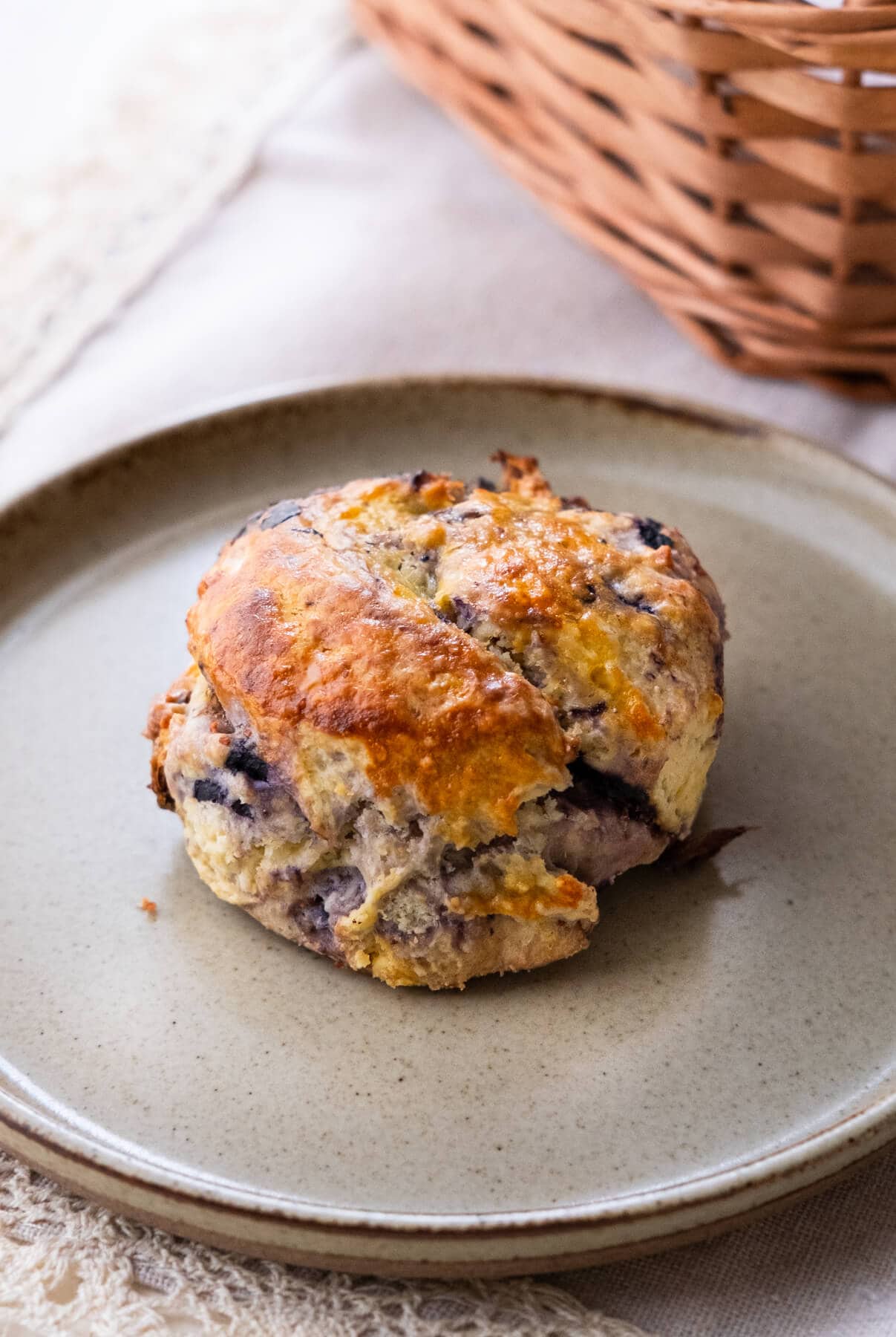 Easy homemade English scones recipe with fresh blueberries and raisin. 