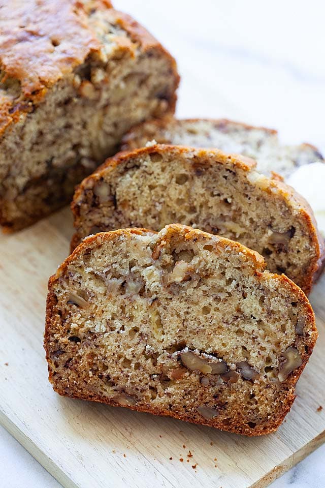 The best bananan bread with brown sugar, yogurt, bananas and walnut.