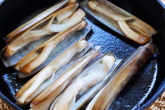 Garlic butter razor clam is one of the best razor clam recipes.