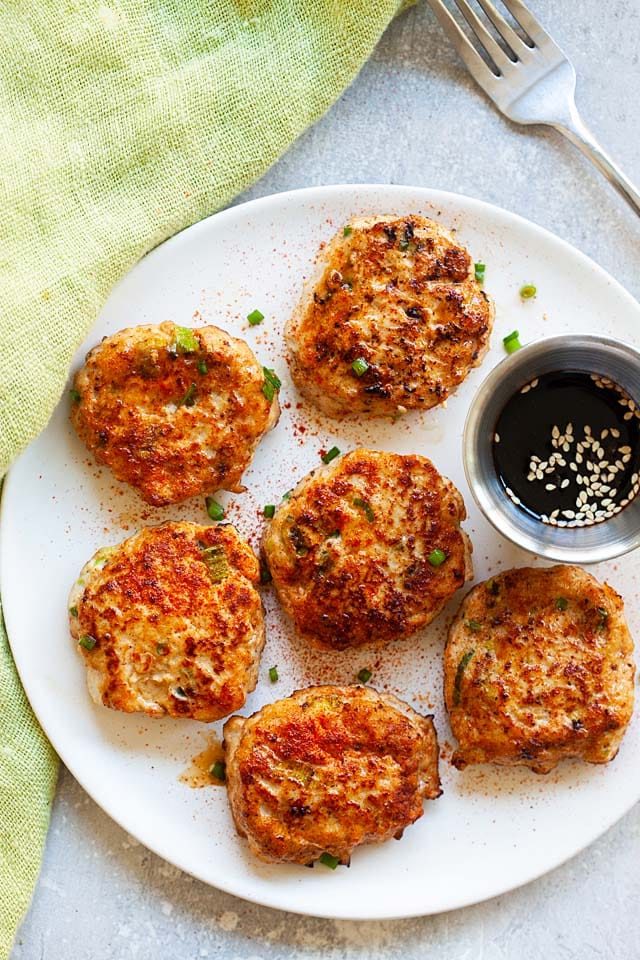 Chicken patties recipe with ground chicken, scallions and seasonings.