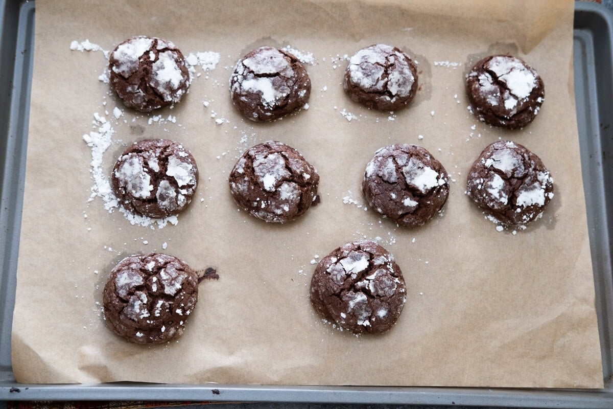 Baked cookies on a baking sheet. 