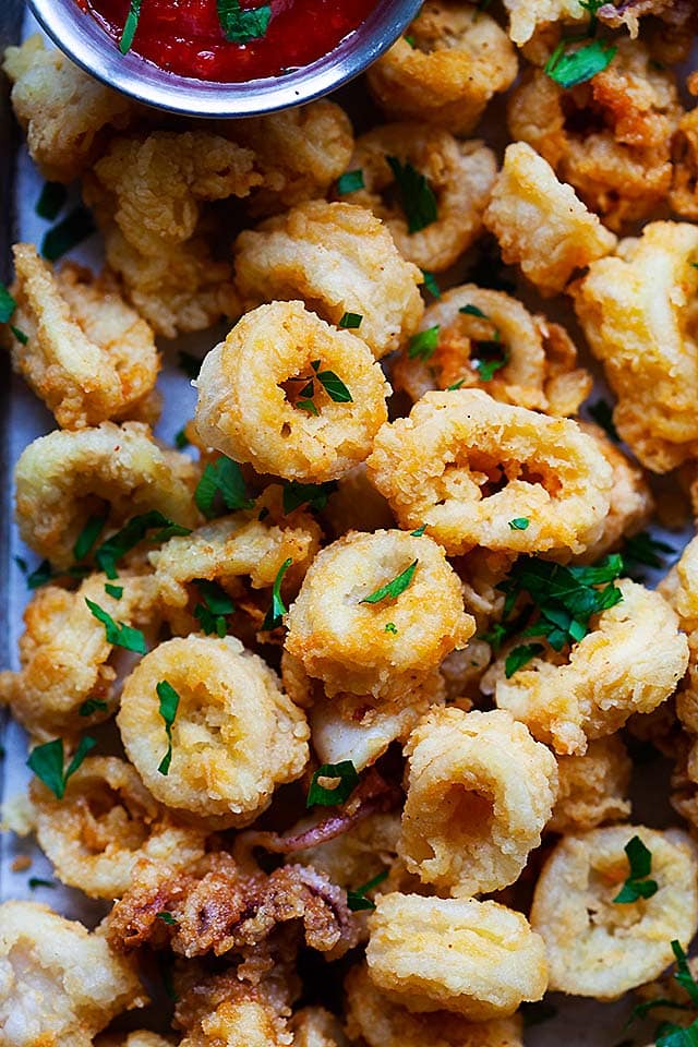 Calamars frits, prêts à être servis.