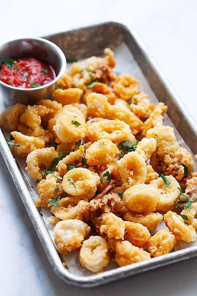 Los mejores calamares fritos con calamares, harina de trigo y maicena.