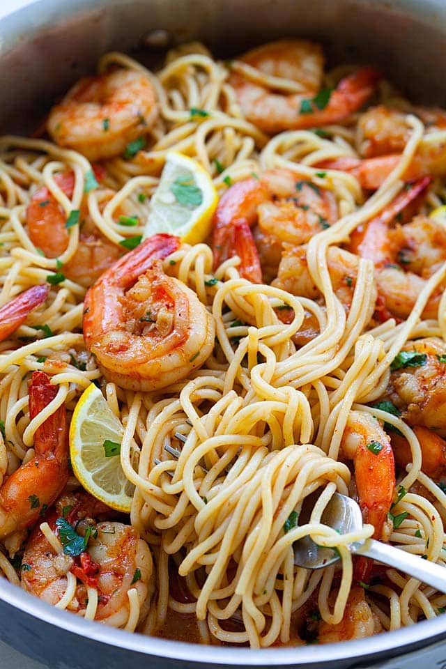 Close up picture of shrimp pasta.