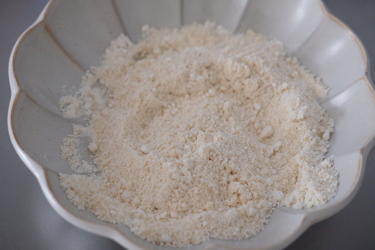 Combine almond flour and all-purpose flour in a bowl. 