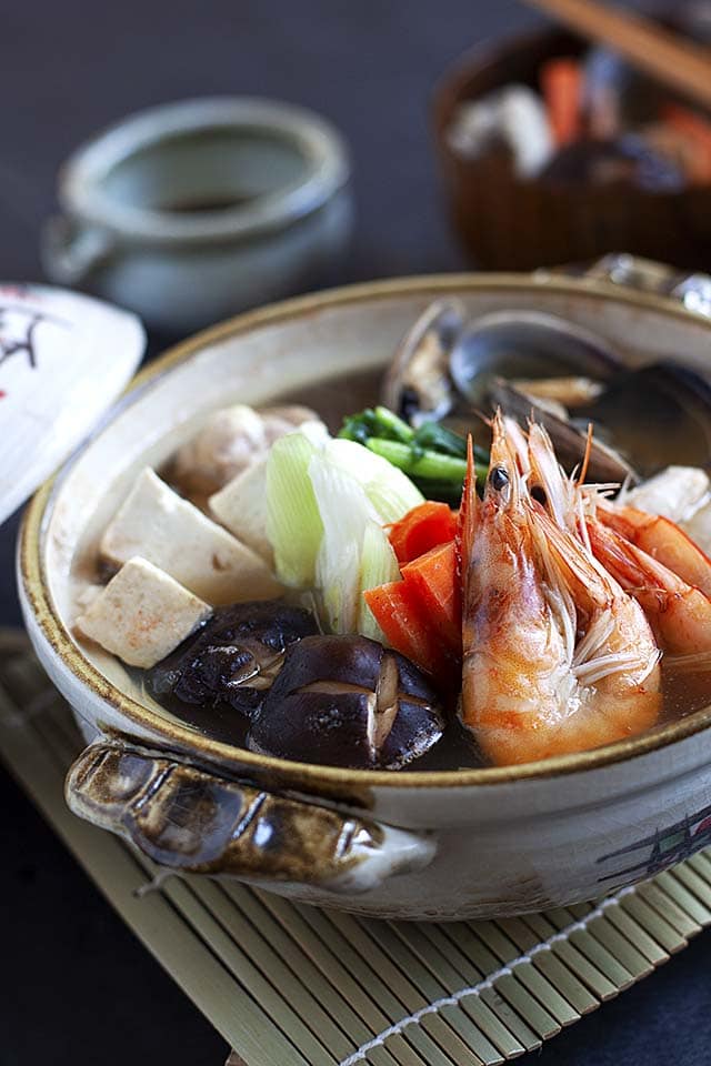 Yosenabe in a nabe pot, with chicken, tofu and dashi stock.