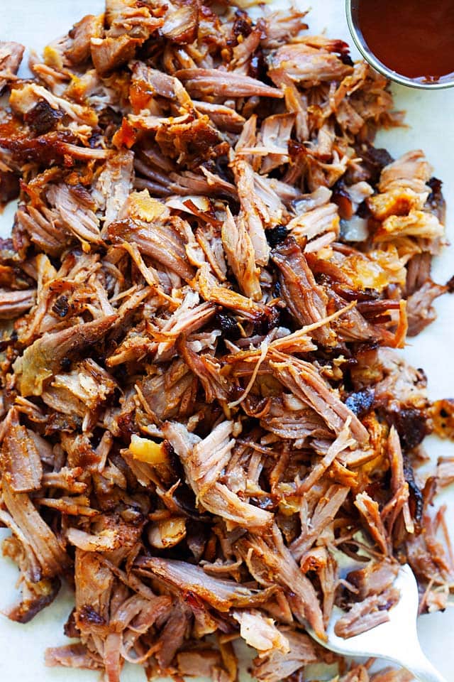 Smoked pulled pork (smoke pulled pork) with BBQ sauce.