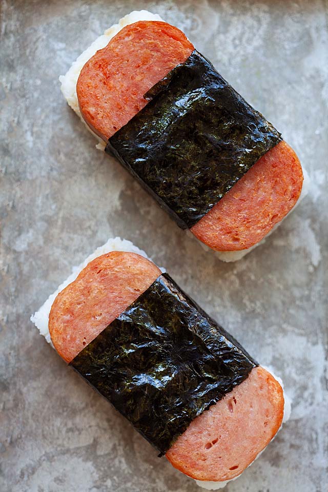 Musubi on a serving tray.