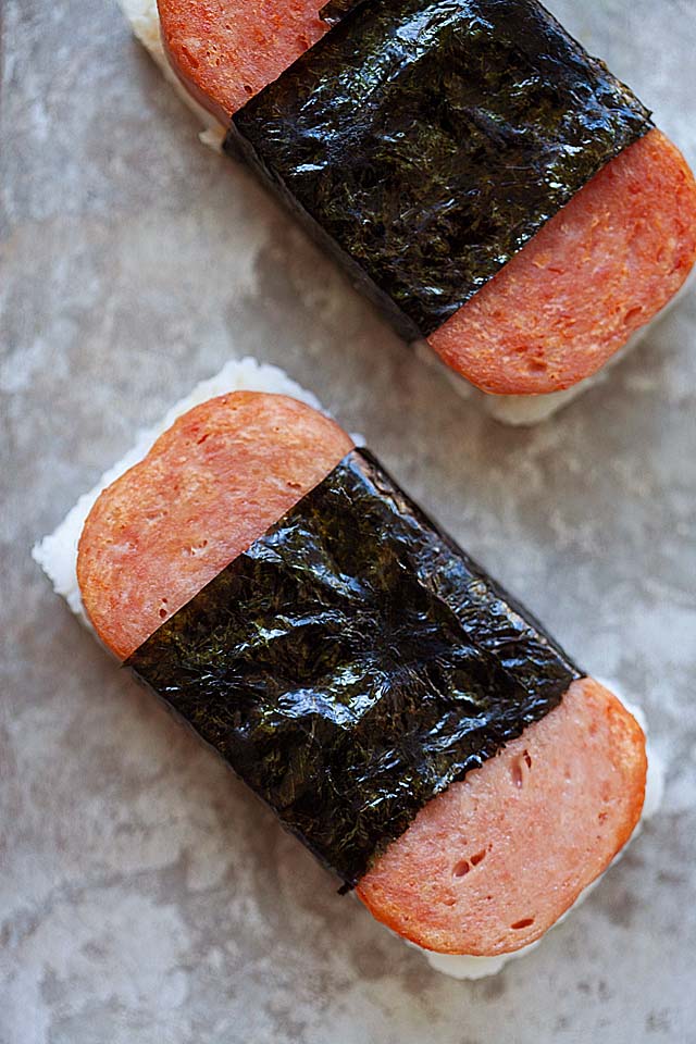 Spam musubi recipe with white steamed rice, ham, spam musubi sauce and seaweed.