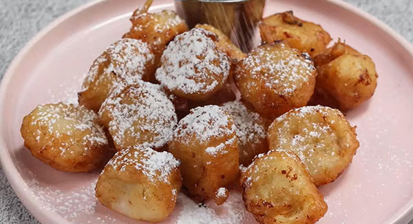 Fried bananas dusted with powdered sugar.