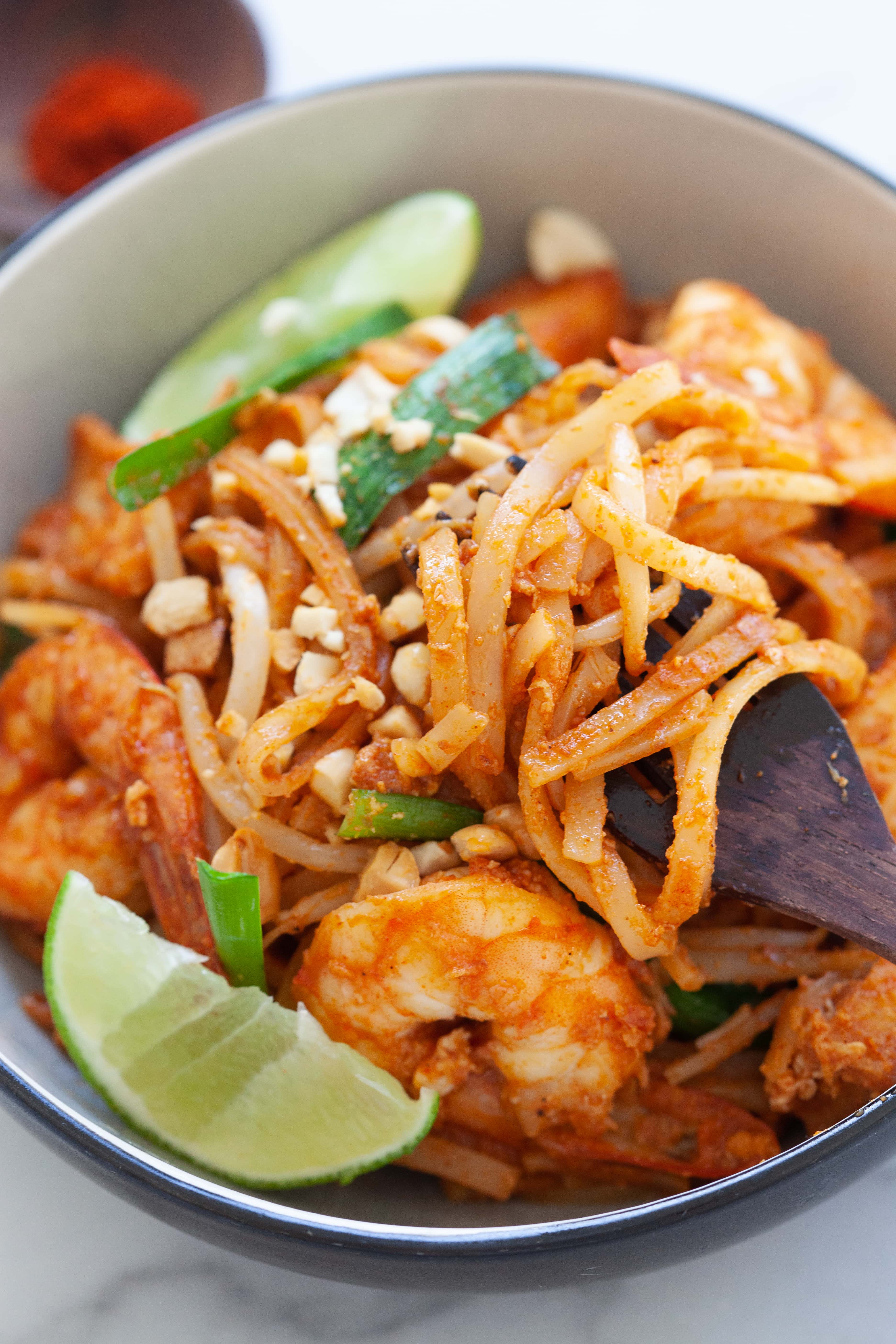 Pad Thai recipe with rice sticks, krewetki i tofu.