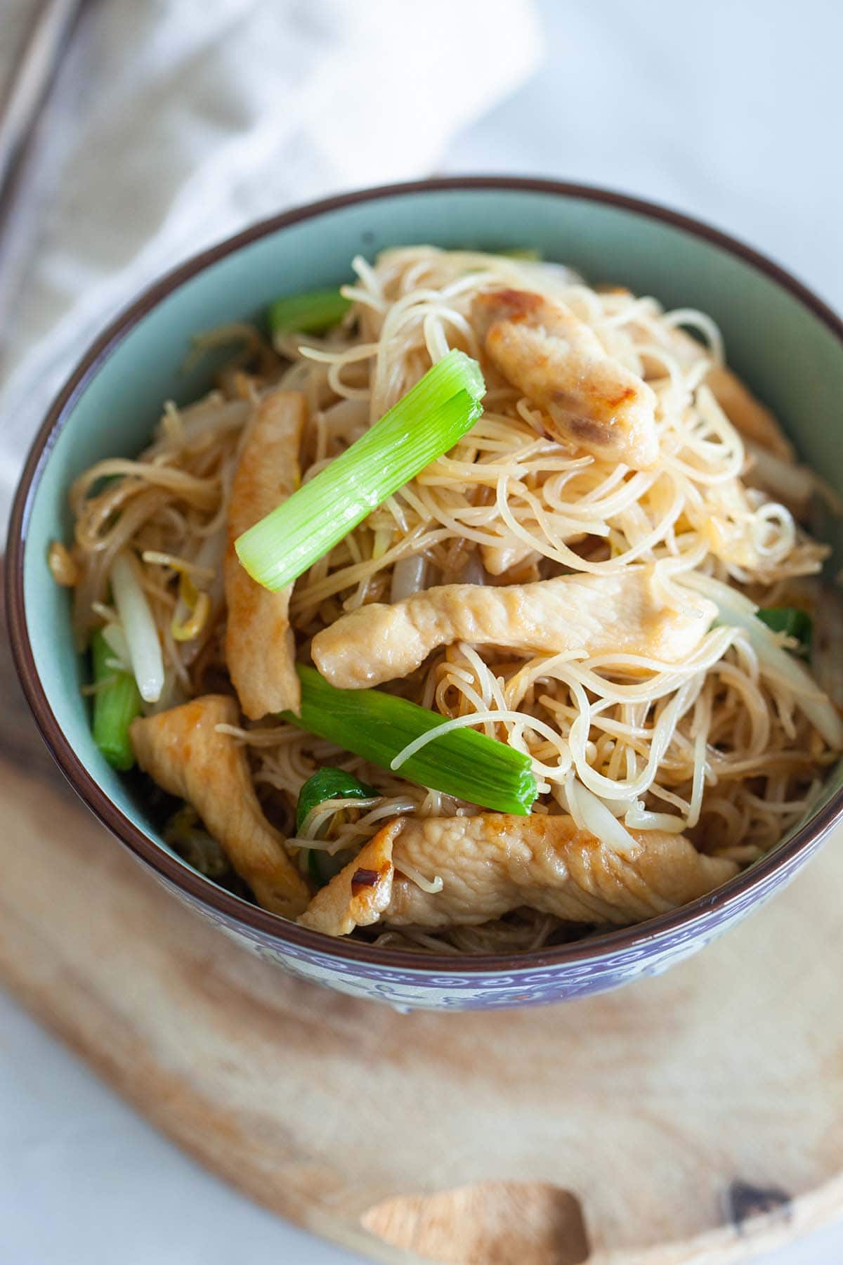 Vermicelli stir-fried with chicken.