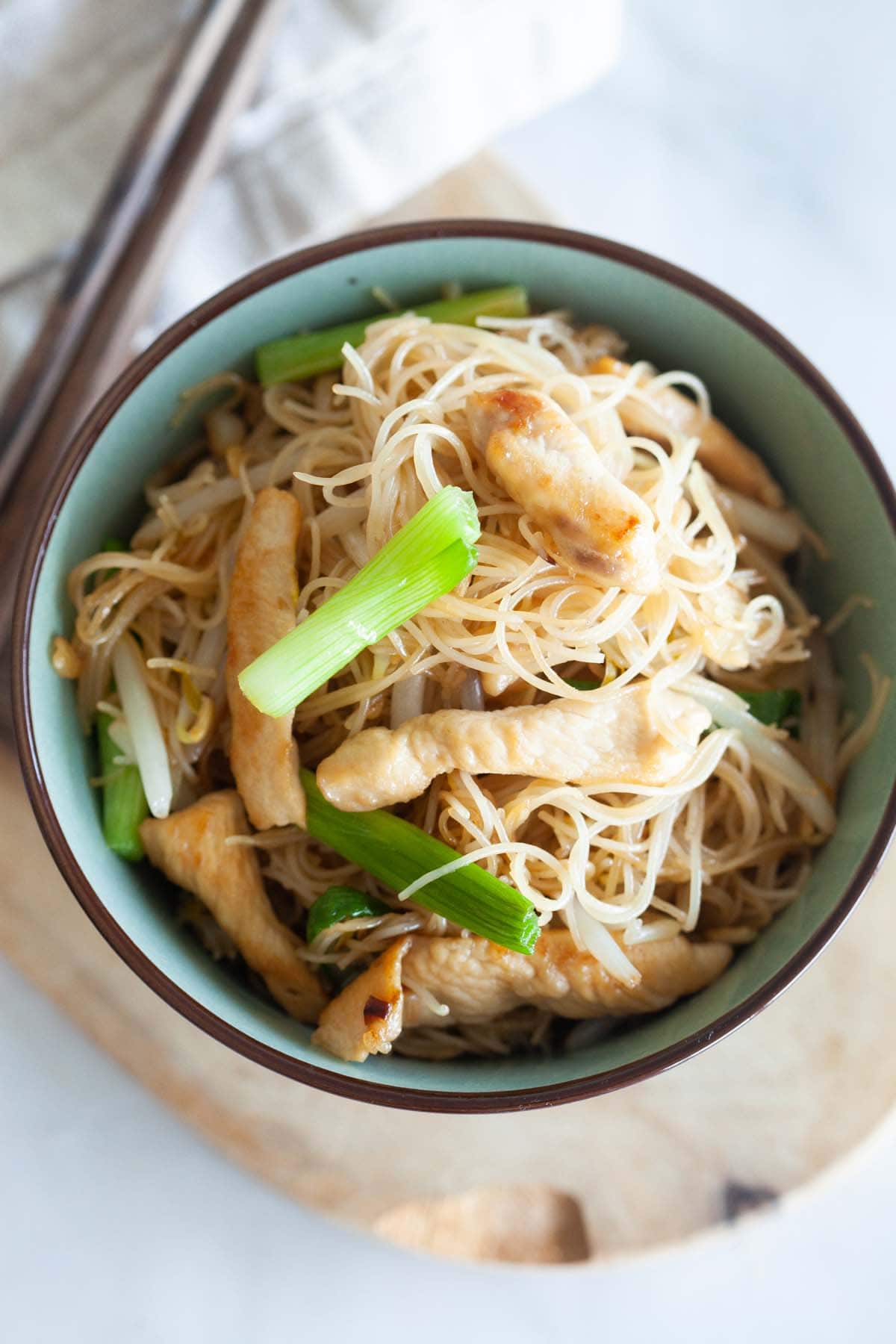 Rice noodles with chicken in a bowl.