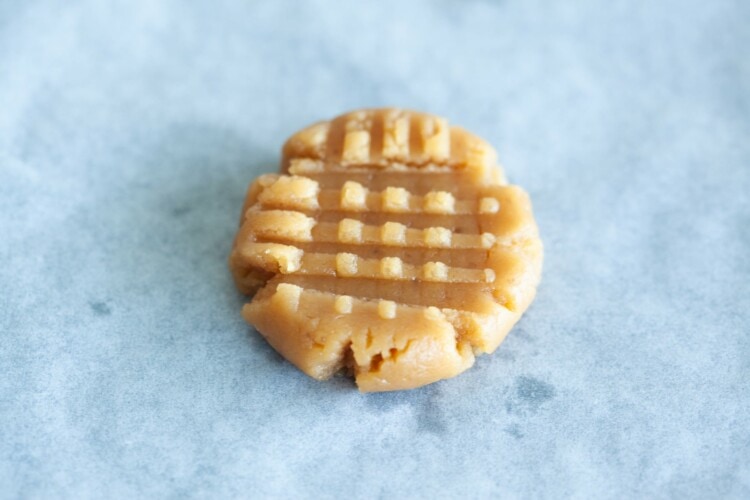 Peabut butter cookies with criss-cross pattern.