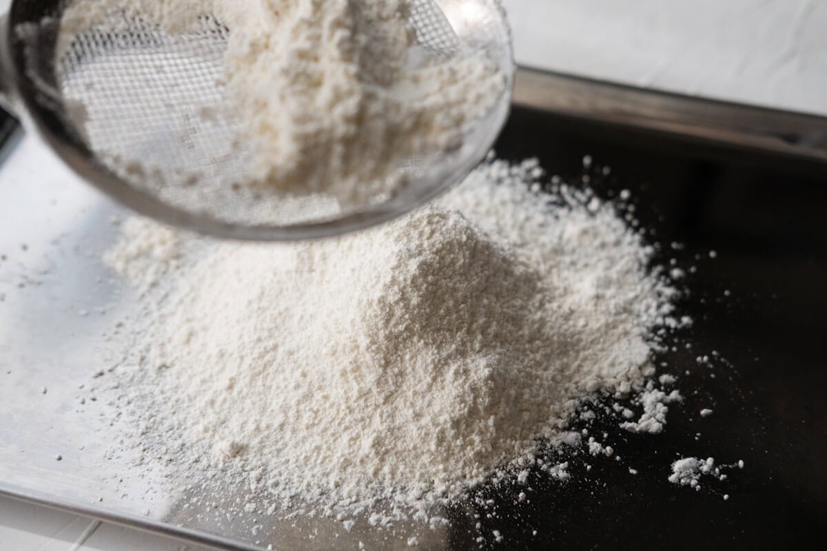 Combine the cake flour and corn starch and sift it twice using a sifter. 