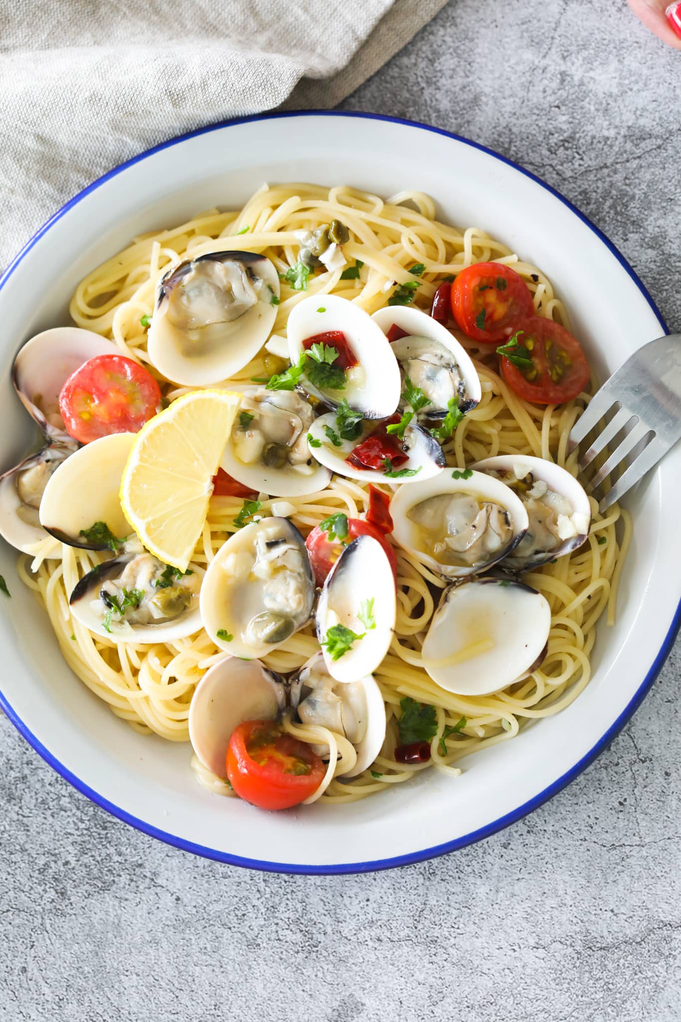 Capellini with clams served in a plate.