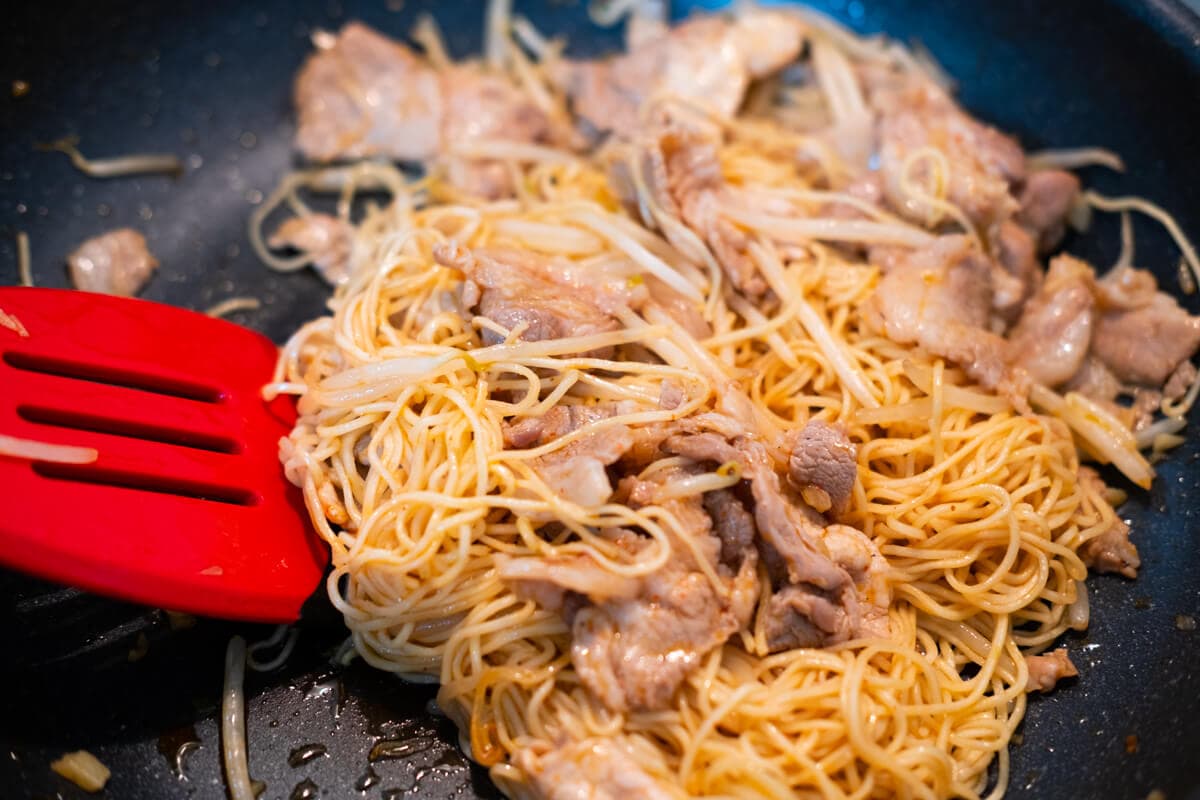 Stir-fry the garlic, then add the pork, bean sprouts, and noodles to the skillet. Finally, add the oyster sauce.