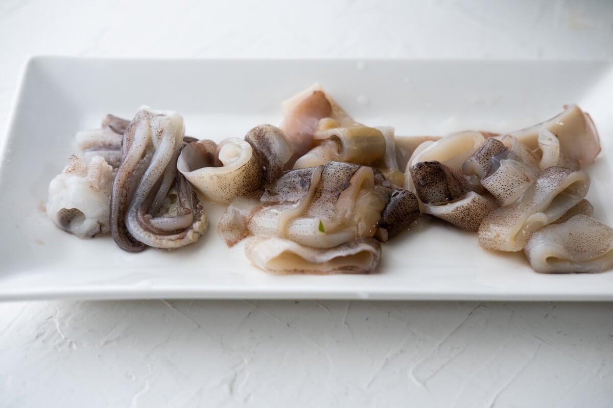 Place the squid rings on a plate. 