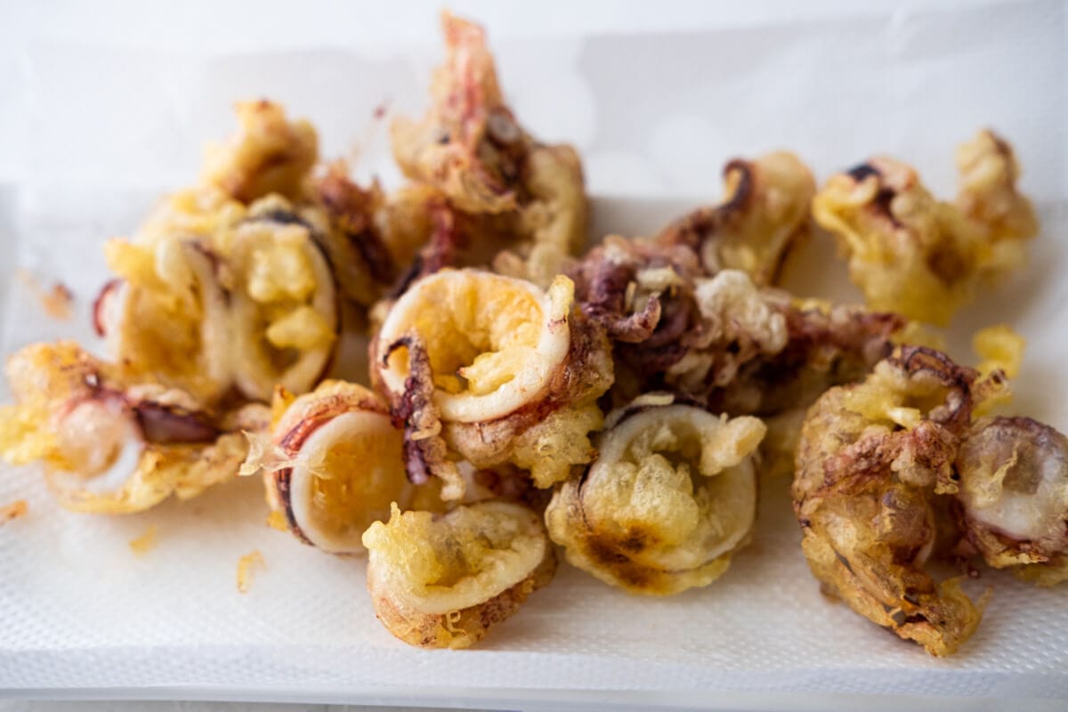 Lay the deep-fried squid on a dish lined with paper towels. 