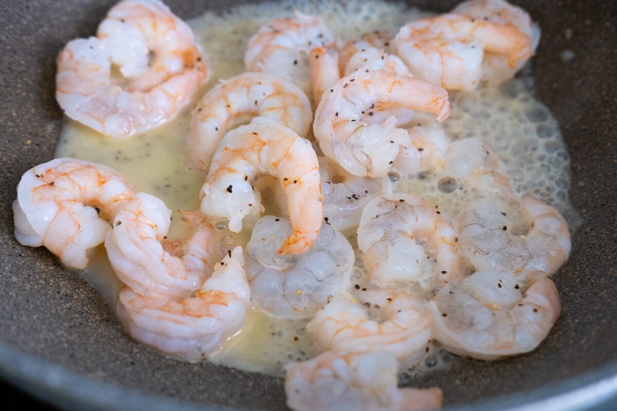 Cook shrimp in the pan.