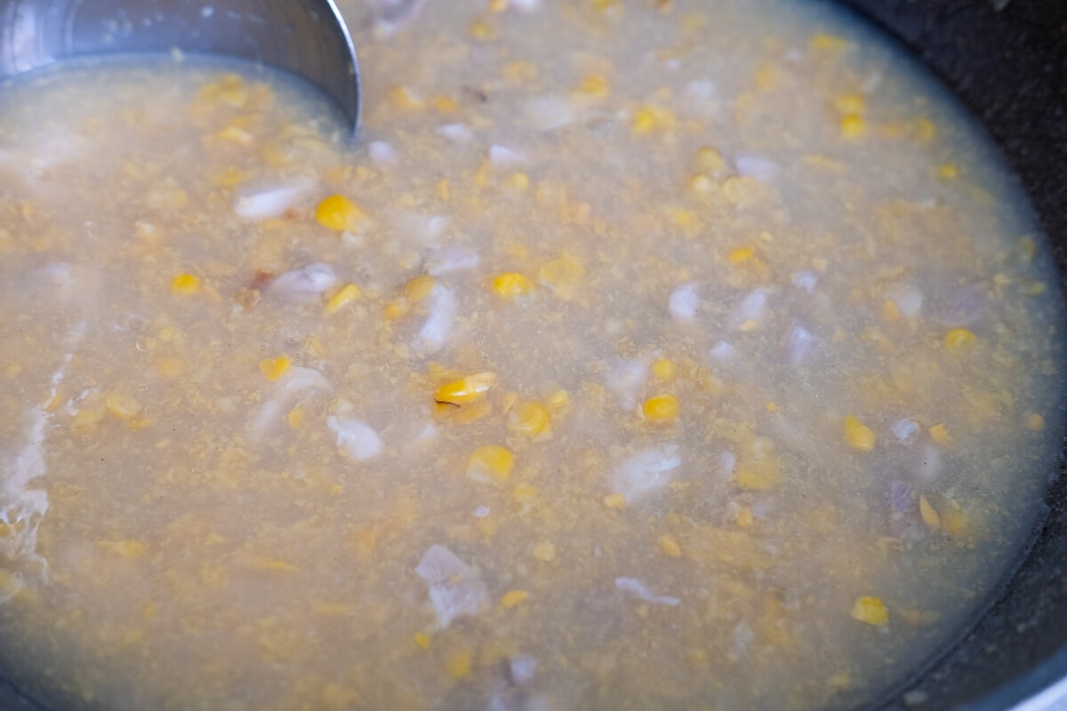 Cook the soup with cream sweet corn. 
