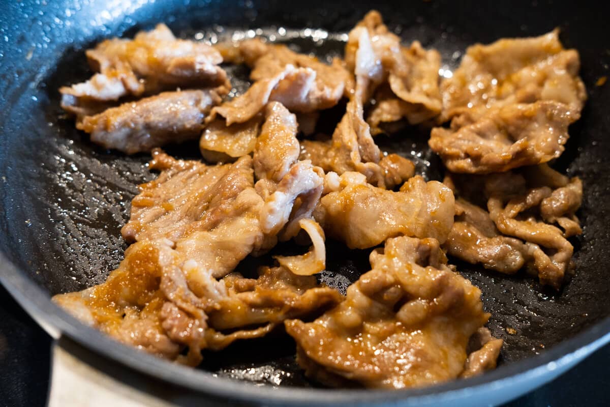 Stir-fry the pork slices with ginger sauce in a pan. 