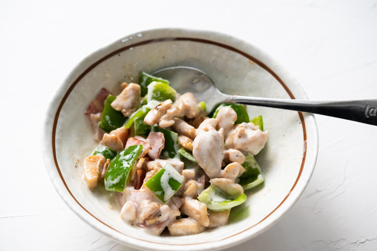 Combine cooked chicken, bacon, green pepper and ranch in a small bowl. 