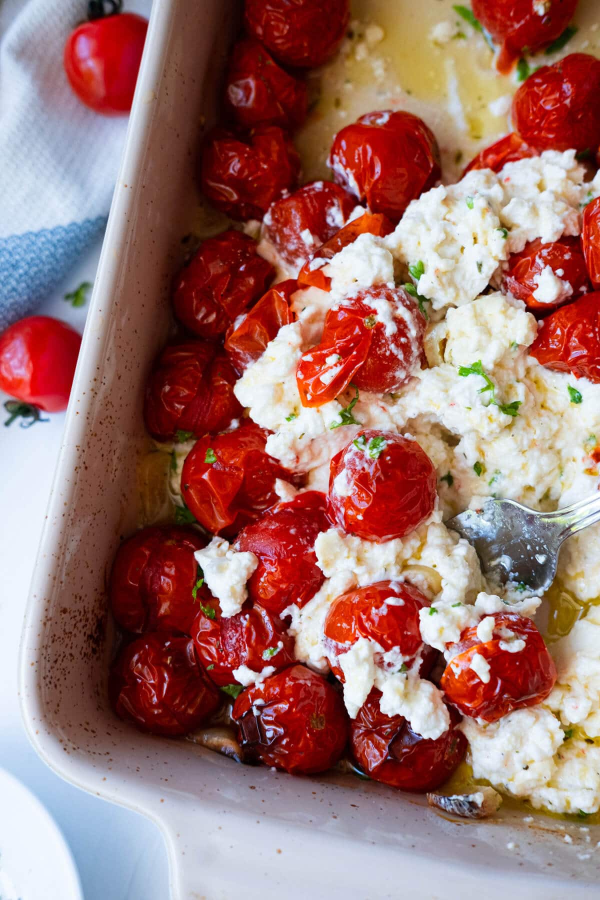 Break the feta cheese and stir it well with tomatoes. 