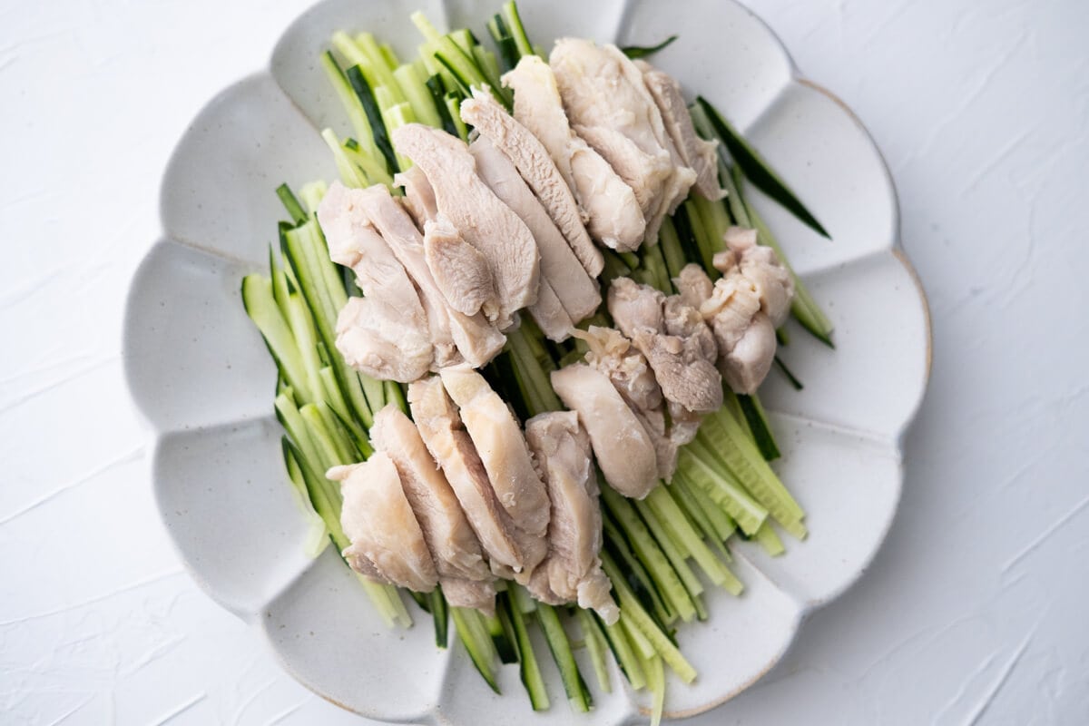 Cut the chicken meat and cucumber, and transfer them to a plate. 