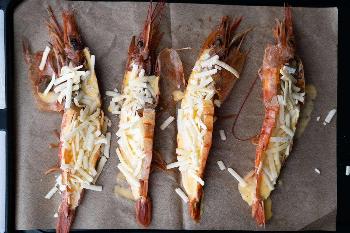 Coat the prawns with mayonnaise mixture and stuff with shredded cheese. 