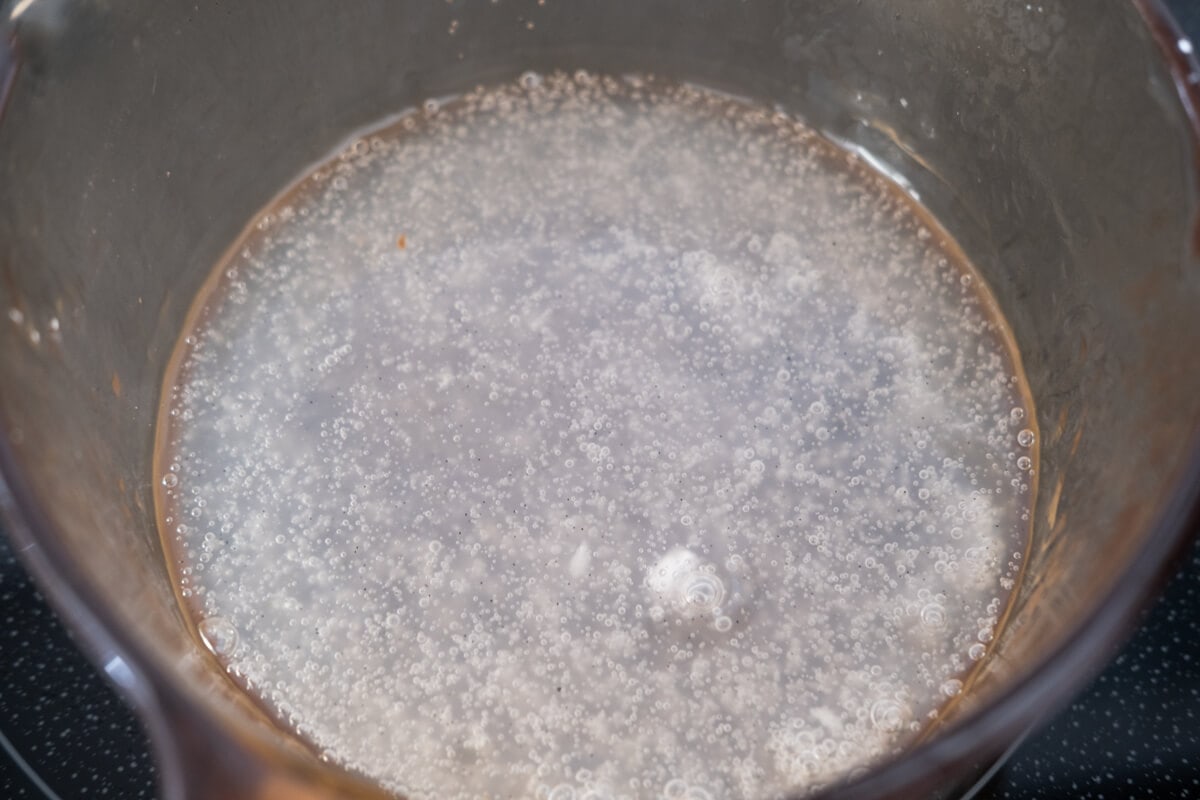 Cook sugar, cornstarch, water and vanilla bean seeds in a saucepan until thicken and clear. 
