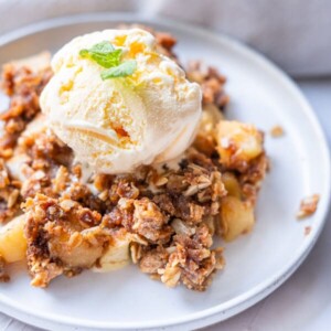 Easy homemade apple crisp recipe.