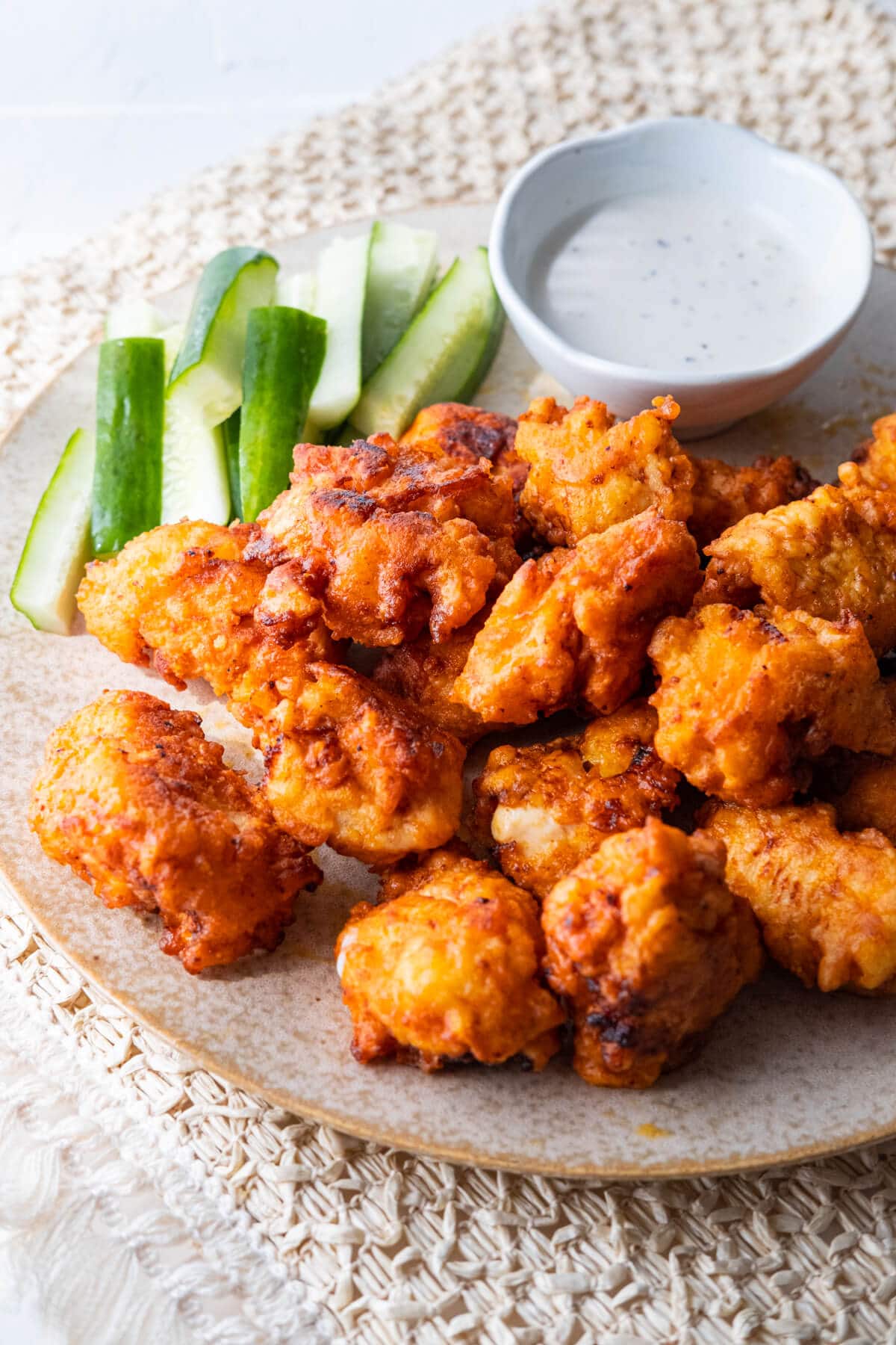 Crispy chicken pieces served with ranch dressing and fresh vegetables. 